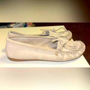 Minnetonka women’s 9 moccasin shoe cream tan slip on